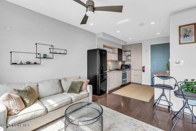 Building Photo - 601 Bangs Ave