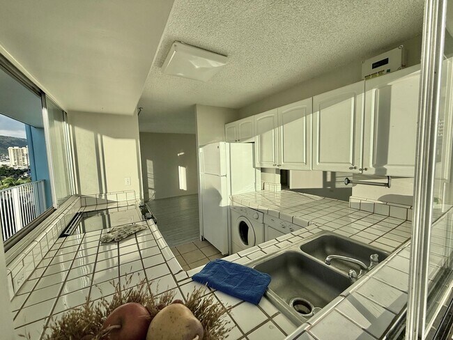 Building Photo - Oahu Surf 2 - 2 bdrm, 2 bath, 1 pkg, Free Water, Sewer, & Electricity