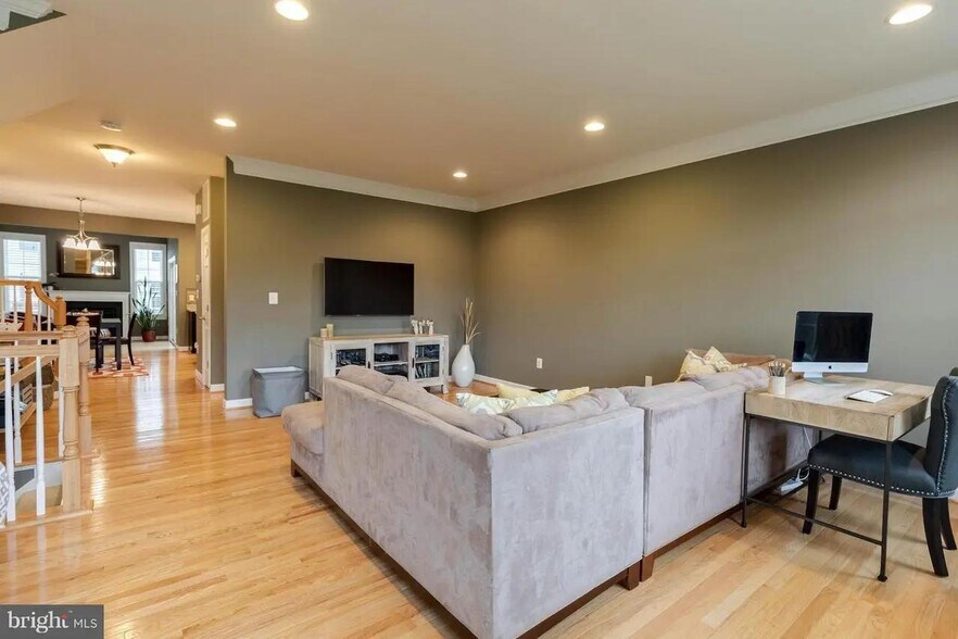 Family Room - 1717 Taymount Ter NE