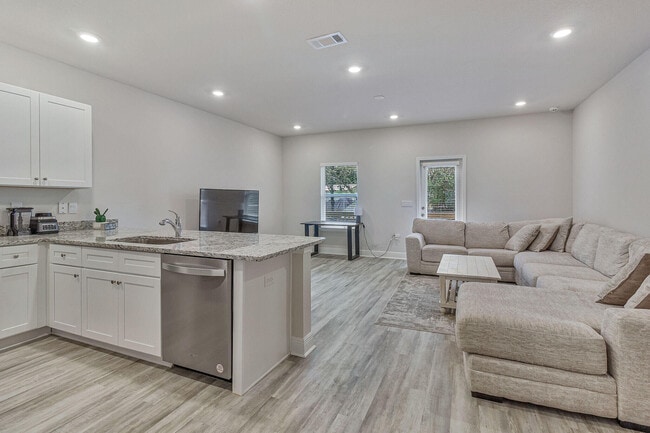 Building Photo - 1022 McLaren Cir