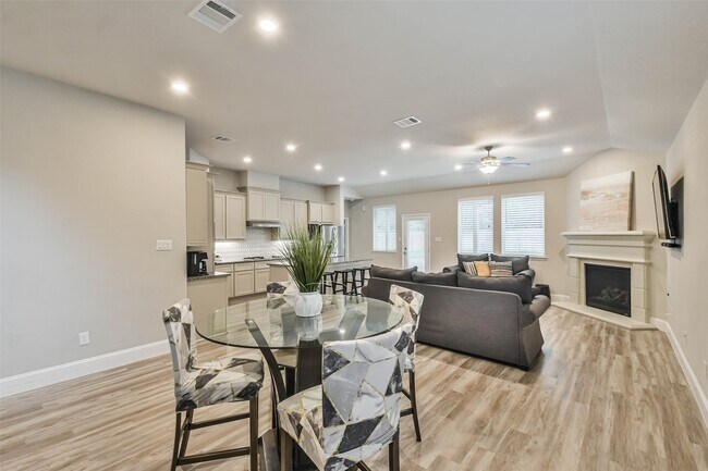 Building Photo - 22095 Volante Dr