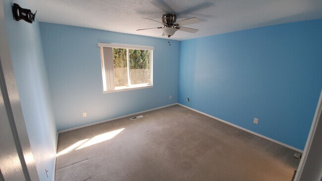 Building Photo - North Albany 3 Bedroom - Available in October