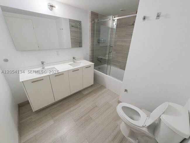 Building Photo - 1300 Brickell Bay Dr