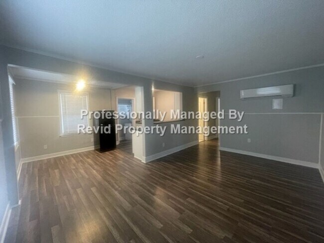 Building Photo - *FIRST MONTH RENT FREE* Freshly Renovated ...