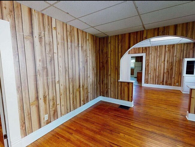 Building Photo - 3 bedroom 1.5 bath house - Now available for the 2026/2027 lease term!