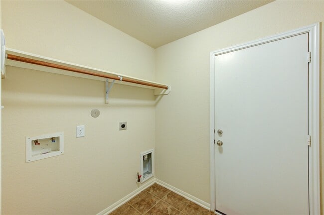 Building Photo - 14839 Fir Knoll Way