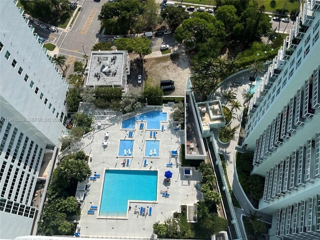 Building Photo - 1800 N Bayshore Dr