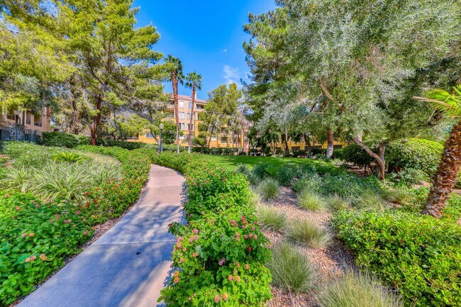 Building Photo - Meridian FURNISHED 2 BDR /2 BATH Luxury Condo - RESORT STYLE LIVING, 1-1/2 Blocks From The Heart ...