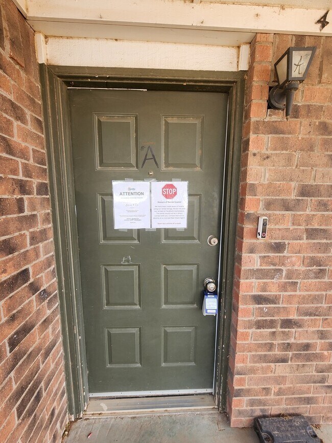 Building Photo - 3 bed 2 bath, 2 story townhome, 2 car garage