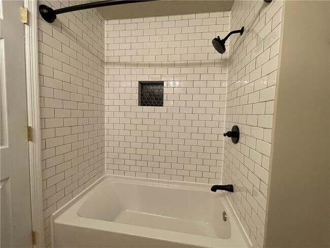 Building Photo - 2032 River Heights Walk SE