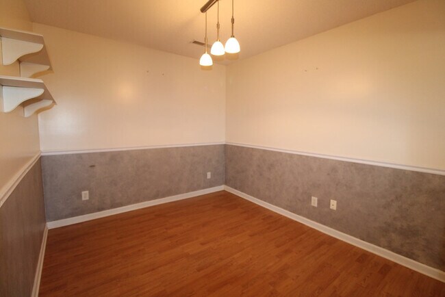 Building Photo - 305 Trillium Ln