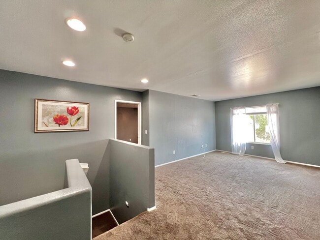 Building Photo - Spacious 4 Bed, 3 Bath Two-Story Home with...