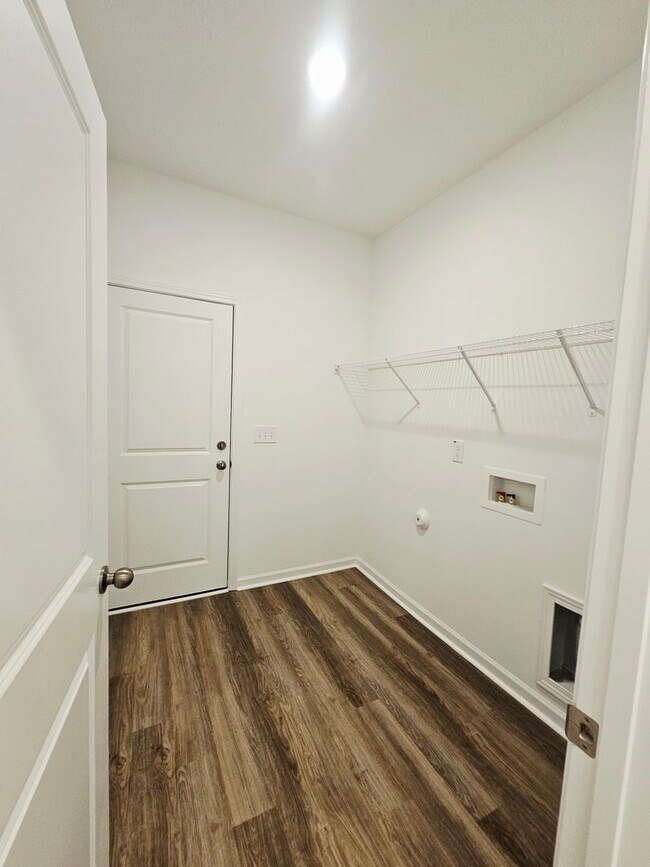 Building Photo - Gated Community with Amenities!