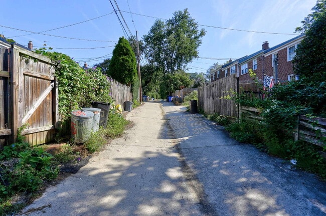 Building Photo - (3BD/2BA) Fabulous Rodgers Forge Townhome