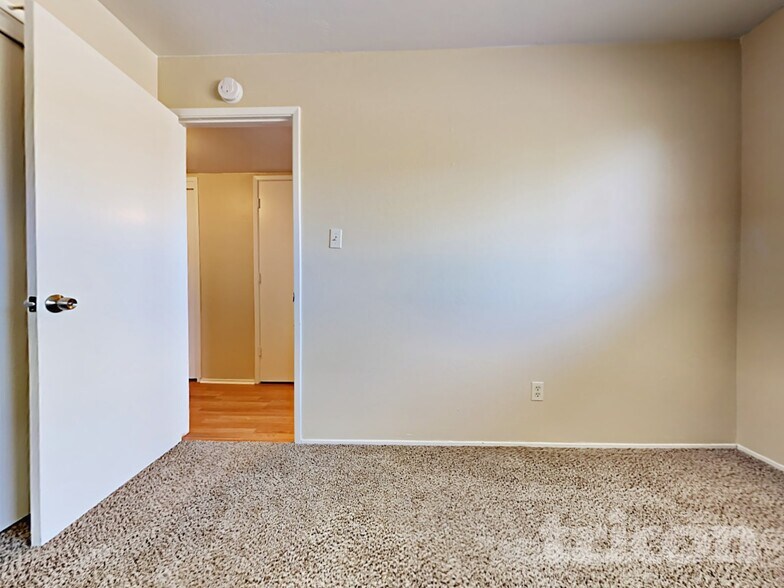 Building Photo - 10061 Lincoln Village Dr