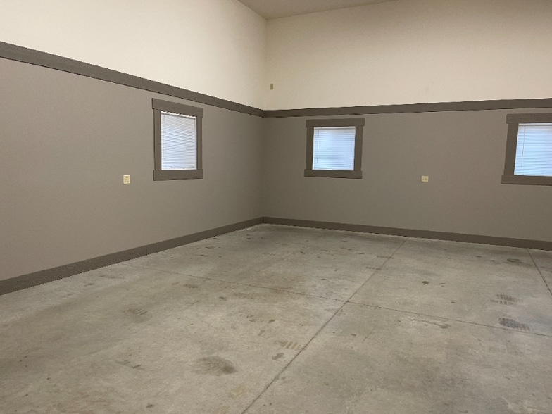 Building Photo - 363 E Oak St