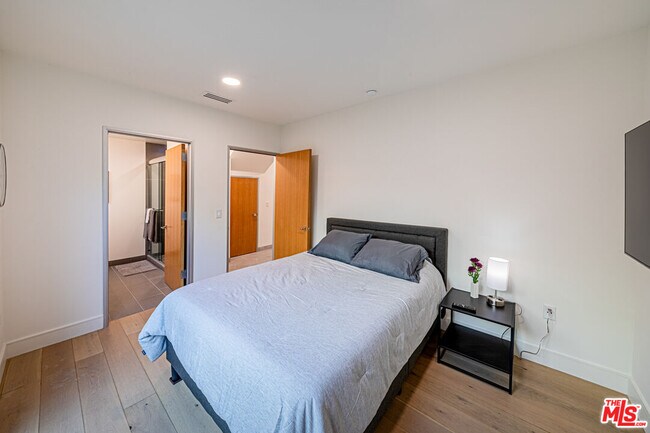 Building Photo - 6142 1/2 Lexington Ave