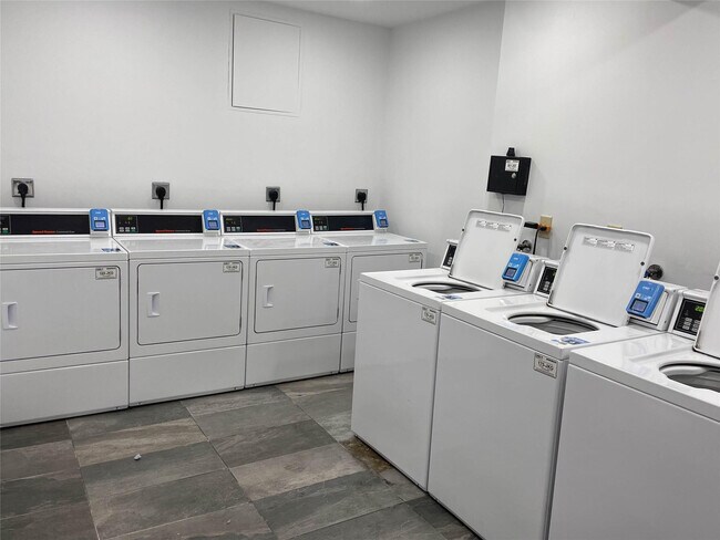 Building Photo - 2424 SE 17th St