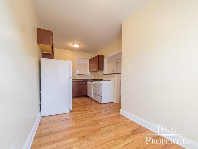 Building Photo - 1 bedroom in CHICAGO IL 60657