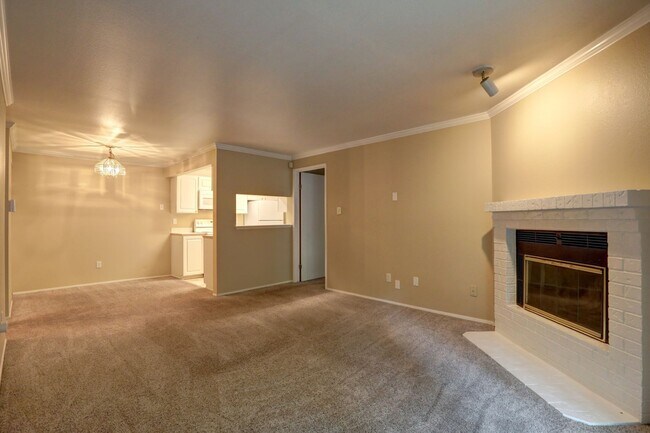 Building Photo - 2 Bedroom Ground Floor Condo in the Heart of Woodinville!