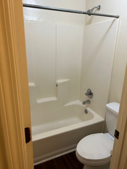 Full bathroom - 897 Ventnor Pl SW