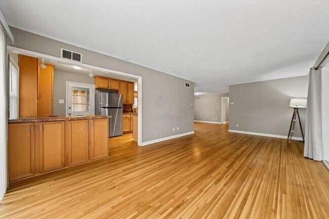 Building Photo - 1073 Ivy Rd