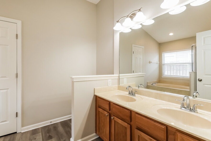 Building Photo - 2995 Thorncrest Dr