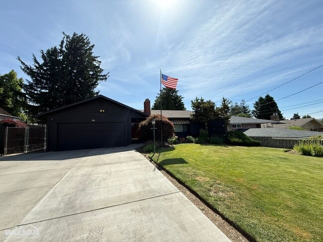 Building Photo - Spacious 4-Bedroom Yakima Home with Hot Tu...