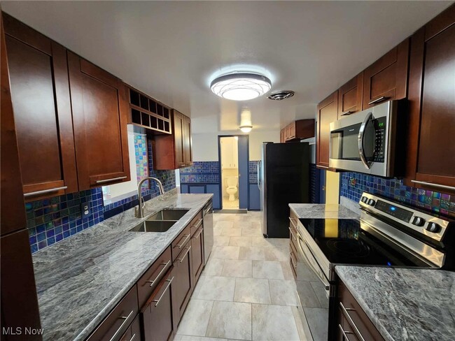 Building Photo - 6960 Carriage Hill Dr