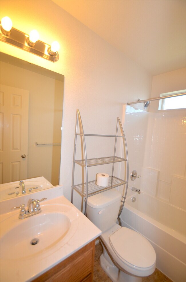 Building Photo - GREAT 3 BED/2 BATH HOME IN SKYLINE RIDGE- ...
