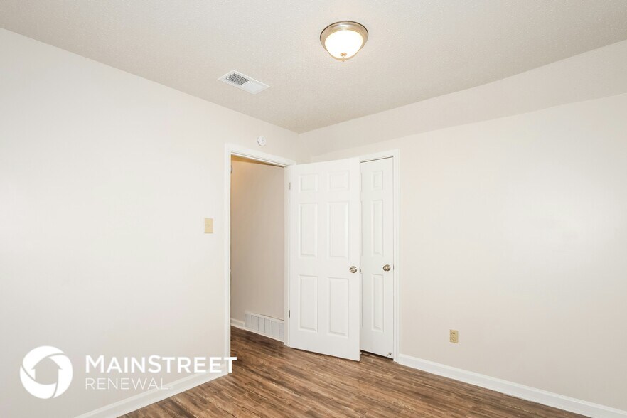 Building Photo - 5530 Oak Branch Cir N