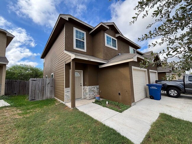 Building Photo - Spacious End-Unit Townhome in Prime Northe...