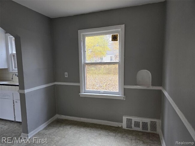 Primary Photo - 8239 Manor