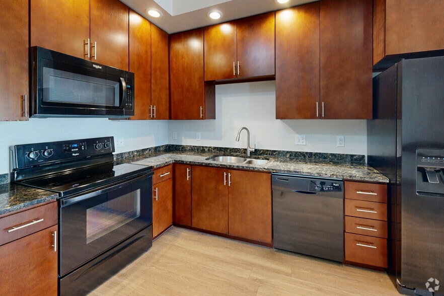 Challenger II - 1BR, 1BA - 766SF - Kitchen - Veranda Highpointe