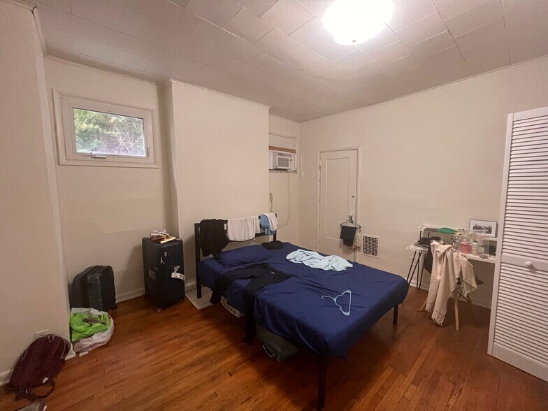 Building Photo - 5604 Pocusset St