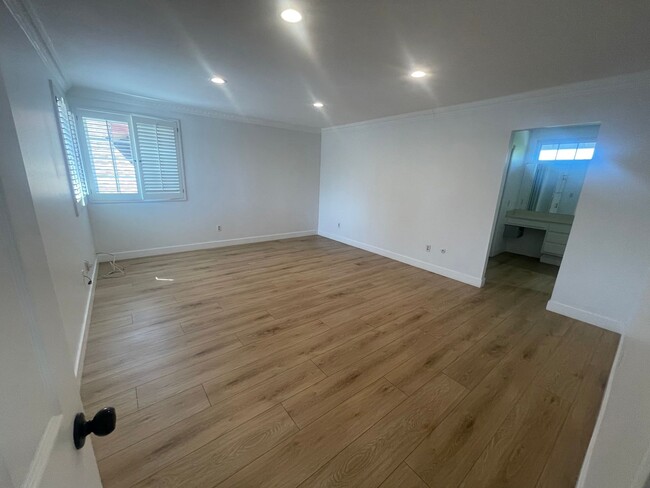 Building Photo - Charming 4 bedrooms in Reseda - Spacious, ...