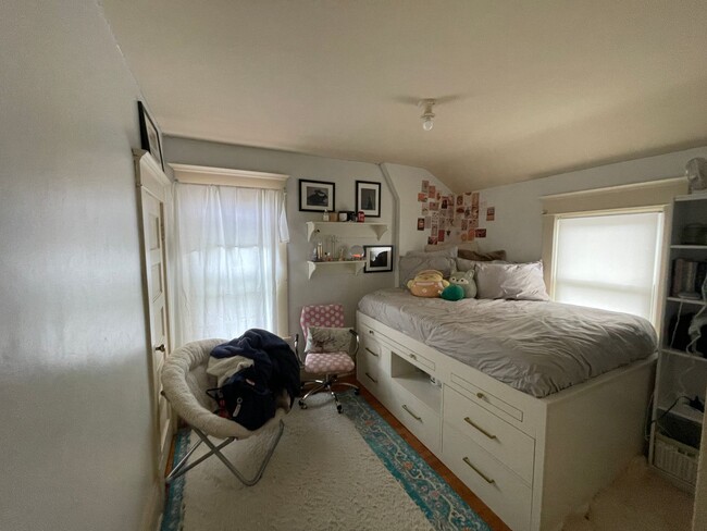 Building Photo - 4 Bed Home in Hidden OASIS!