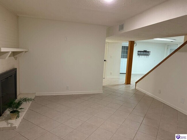 Building Photo - 913 Dogwood Cir