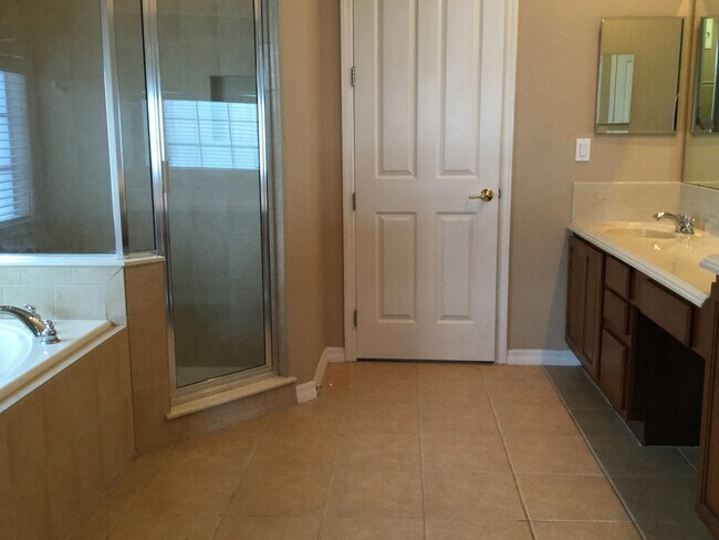 Building Photo - BRISTOL ESTATES 4 BEDRROM, 4 BATHROOMS, 3 CAR GARAGE HOUSE