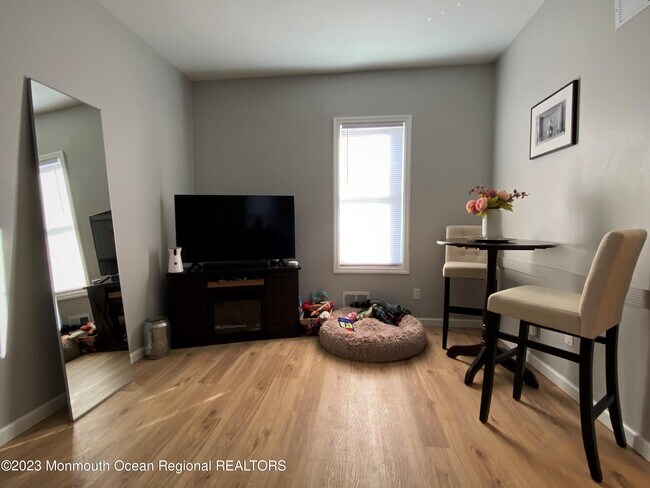 Building Photo - 809 16th Ave