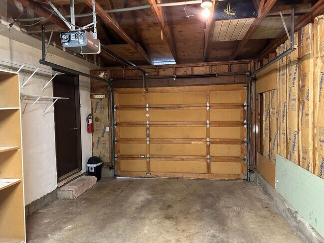 Building Photo - Nice 2 bedroom 1 bath duplex in Springfield!