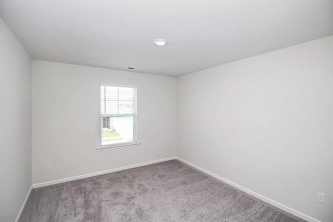 Building Photo - Home with 4 bedrooms, 3 full baths Fence in Yard