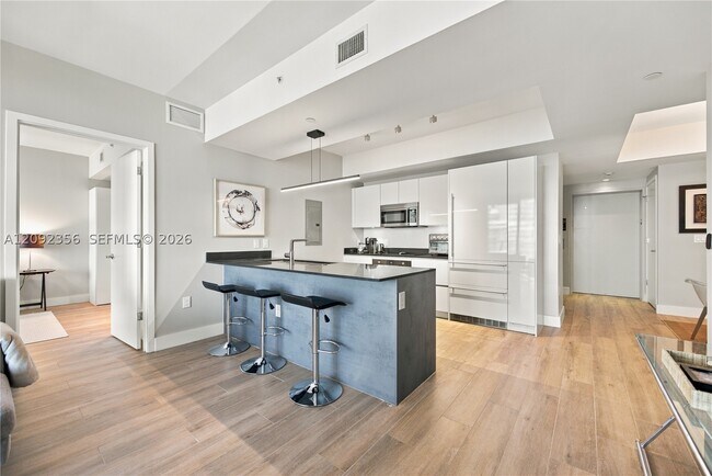 Building Photo - 1010 Brickell Ave