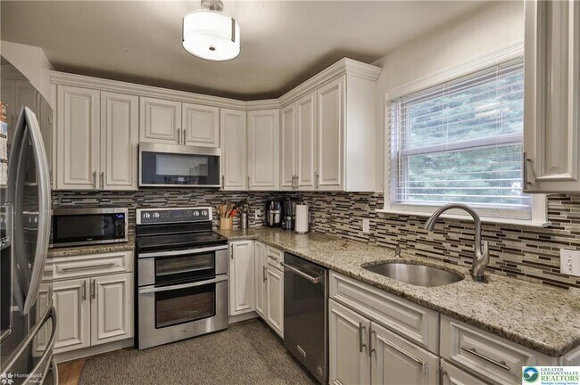 Building Photo - 204 Ridings Cir