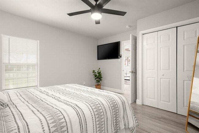 Building Photo - 918 W 3rd St