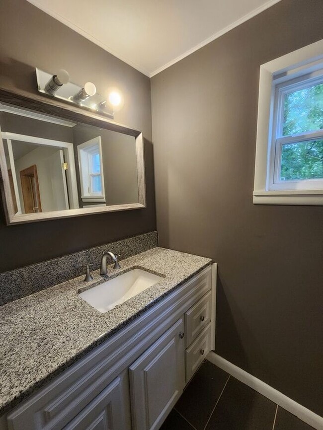 Building Photo - North Asheville Rental!