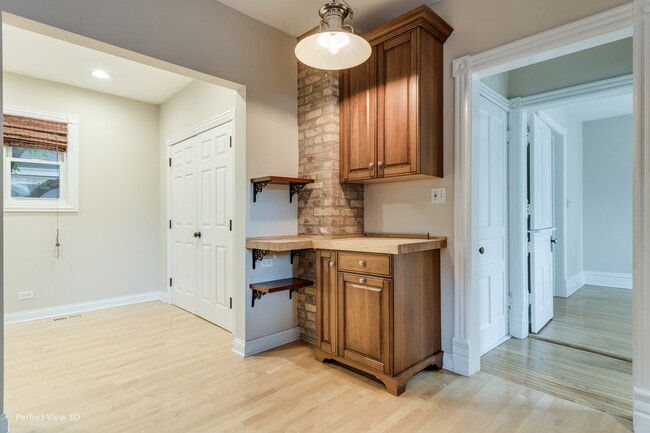 Building Photo - 420 7th Ave