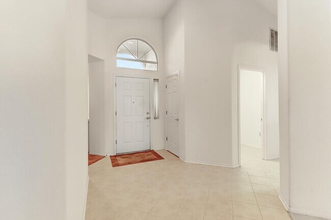Building Photo - Charming Country Rose Home Located in Sun ...