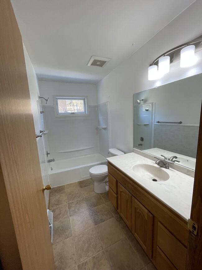 Building Photo - 705 Willow Run St