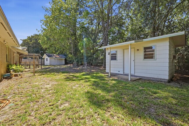 Building Photo - 338 Coral Dr SW